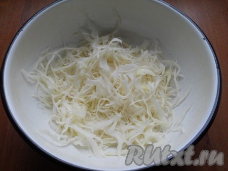 Белокочанную капусту тоненько нашинковать, слегка посолить и помять руками.
