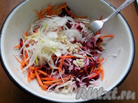 Сюда же добавить репчатый лук, нарезанный тоненькими полукольцами, и измельченный чеснок.
