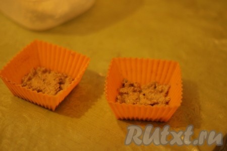 Выложить основу в формочки.