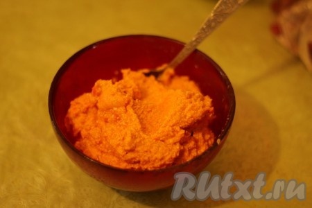 Для начинки творог хорошенько перетереть блендером вместе с медом и пряностями.