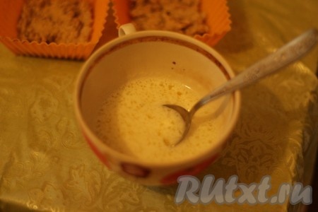 Желатин залить молоком и оставить набухать на 40 минут. 