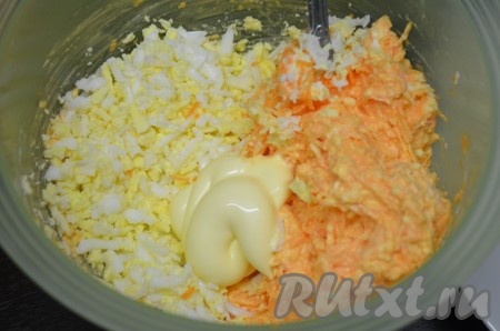 К моркови и плавленному сыру добавить яйца, натёртые на крупной тёрке, выдавленный через пресс чеснок и майонез, перемешать и начинка для бутербродов готова.