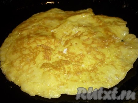 Пожарить яичный блинчик с двух сторон.
