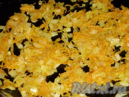 Обжарить лук с морковью на растительном масле, иногда перемешивая, до мягкости (3-4 минуты).
