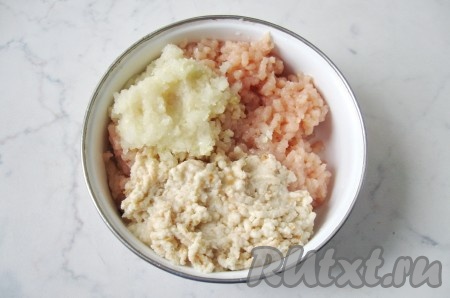 Белый батон замочить в холодной воде и отжать. Пропустить через мясорубку и добавить в миску к мясу, луку и чесноку.
