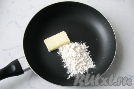 Приготовить белый соус. На  сковороду выложить сливочное масло и муку.
