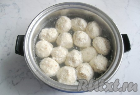 Из полученного фарша сформировать тефтели размером чуть больше грецкого ореха. В кастрюлю налить воду, довести её до кипения и выложить тефтели. Накрыть кастрюлю крышкой и варить тефтели на небольшом огне 20 минут. Через 10 минут кипения снять образовавшуюся пену.
