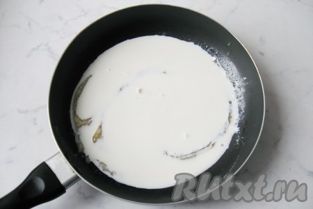 Включить небольшой огонь и перемешать масло с мукой до образования кашицы без комочков. Затем добавить сливки.
