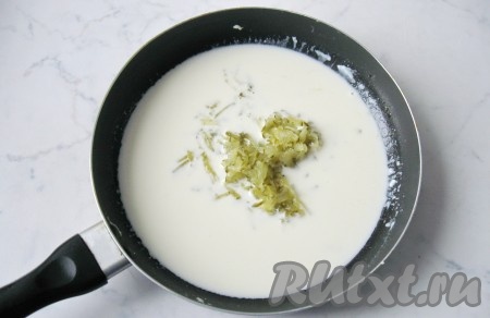 Добавить в соус стакан бульона, в котором варились тефтели. Маринованный огурец натереть на терке и также выложить в соус. Посолить по вкусу и перемешать белый соус.
