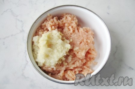 Куриное филе помыть. Лук репчатый и чеснок почистить, помыть. Пропустить через мясорубку куриное филе, чеснок и лук. 
