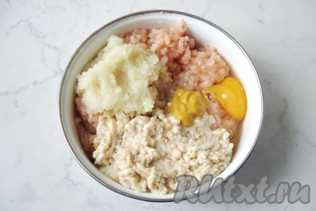 Добавить в фарш одно яйцо.
