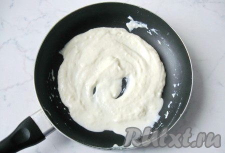 Перемешивая масло с мукой и сливками на небольшом огне в течение 3-4 минут, довести соус до консистенции густой сметаны.
