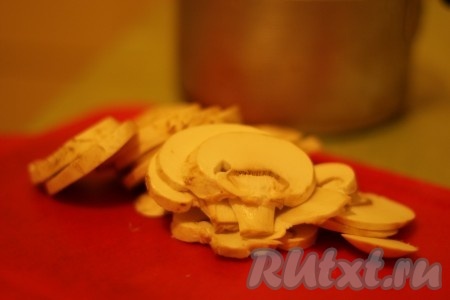 Грибы нарезать тонкими кусочками.