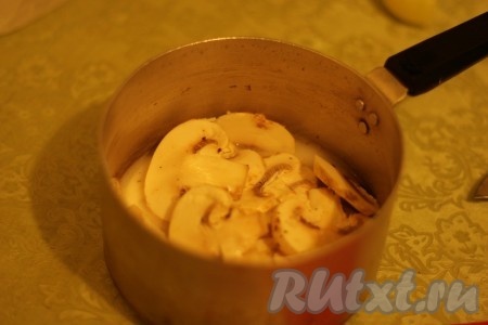 Выкладываем лук, чеснок и грибы в кастрюльку, заливаем сливками, добавляем соль и перец. 