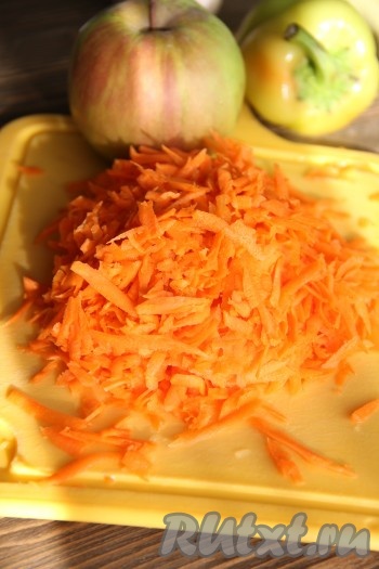Морковь очистить и натереть на крупной тёрке.&nbsp;
