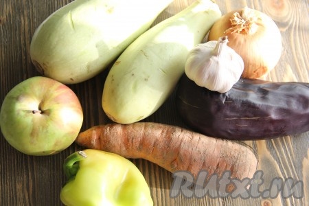 Подготовить овощи для приготовления икры из кабачков и баклажанов на зиму. Кабачки и баклажан я взяла средних размеров. Яблоко лучше использовать кислое.