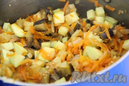 Тушить овощи 5 минут, иногда перемешивая.