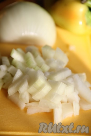 Лук очистить и мелко нарезать.
