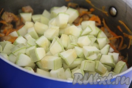 Добавить кабачки в кастрюлю и хорошо перемешать. 