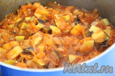 Всё тщательно перемешать, тушить овощи на медленном огне 30 минут. Периодически помешивать овощную массу. 