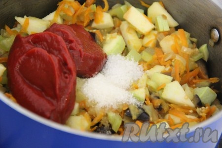 Добавить в кастрюлю томатную пасту, соль, сахар и чёрный молотый перец.&nbsp;
