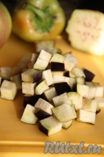 Баклажан вымыть и нарезать мелкими кубиками.
