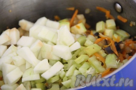 Добавить измельчённые яблоко и болгарский перец в кастрюлю, хорошо перемешать.
