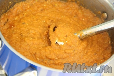 Снять кастрюлю с горячей овощной массой и измельчить её с помощью погружного блендера. Пюрировать до однородного состояния.&nbsp;
