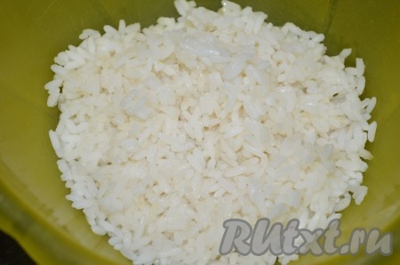 Рис промыть водой, затем выложить в кастрюлю с достаточно большим количеством кипящей подсоленной воды, перемешать, дать закипеть и отварить на небольшом огне до готовности (в течение минут 20), затем воду слить, промыть рис, дать стечь жидкости.