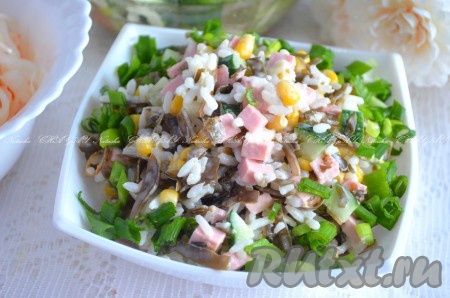 Выложить вкусный, аппетитный, достаточно сытный салат из морской капусты, риса и колбасы в салатник, украсить зеленью. Можно немного охладить и подавать к столу. Несмотря на то, что это блюдо готовится без добавления яиц, салат получается нежным, с очень гармоничным сочетанием вкусов.