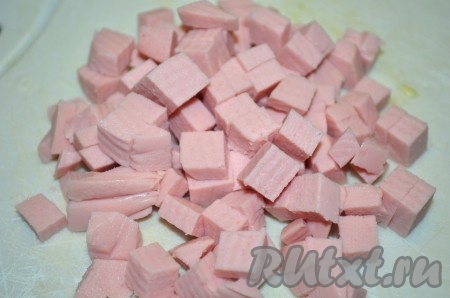 Колбасу нарезать на небольшие кубики.