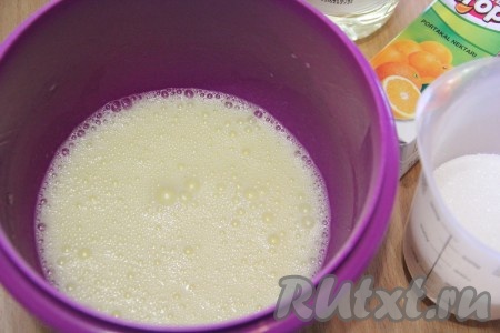 Затем к яичной массе всыпать сахар и хорошо взбить массу.
