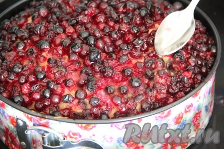 Достать горячий пирог из духовки и полить его пропиткой.&nbsp;
