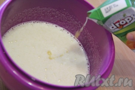 В смесь яиц и сахара влить апельсиновый сок.
