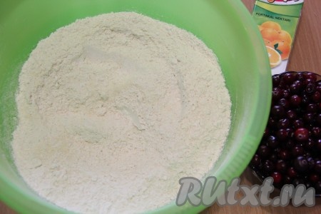 Перемешать сухие ингредиенты.