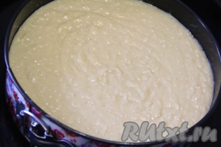 Форму для выпекания слегка смазать растительным маслом. Я использовала разъёмную форму диаметром 26 см. Выложить тесто в форму и поставить в разогретую духовку. 