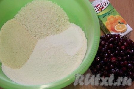 В глубокую миску просеять муку, добавить манку, кокосовую стружку и разрыхлитель.