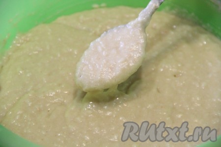 Влить жидкую смесь в сухие ингредиенты, тщательно перемешать ложкой. Тесто для&nbsp;манника, замешанного на апельсиновом соке, получится в меру густым.
