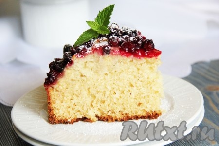 Нарезать очень вкусный пирог на кусочки и подать к столу. По желанию можно посыпать сахарной пудрой. На фото видно, каким аппетитным, красивым и высоким получается манник, замешанный на апельсиновом соке с добавлением кокосовой стружки.
