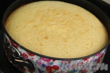 Выпекать при температуре 180 градусов 20 минут. Затем достать пирог из духовки, он ещё будет слегка "живой".
