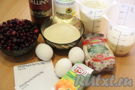 Подготовить продукты для приготовления манника на апельсиновом соке с кокосовой стружкой. Ягоды взяла замороженные и предварительно не размораживала.