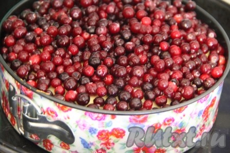 Выложить ягоды поверх&nbsp;апельсиново-кокосового манника и разровнять. Поставить обратно в духовку и выпекать ещё 20-25 минут.
