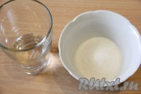 Пока наш пирог находится в духовке, приготовим пропитку. Соединить воду с сахаром.
