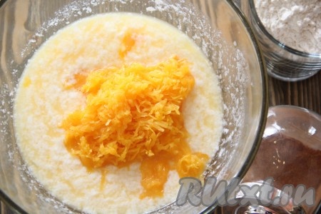 Далее добавить натёртую тыкву, перемешать.