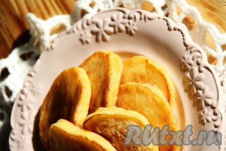 Аппетитные, нежные, пышные оладьи, приготовленные из тыквы на кефире, подать в горячем виде, дополнив сметаной или полив мёдом. Уверена, такое солнечное, аппетитное блюдо понравится многим! У меня дети даже не поняли, что оладушки приготовлены с добавлением тыквы.