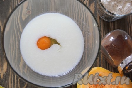 Соединить кефир и яйцо в глубокой миске, слегка взбить венчиком.