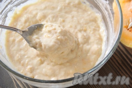 В зависимости от сочности тыквы и размера яйца, может потребоваться чуть больше или меньше муки. Поэтому, добавляя оставшуюся муку, ориентируйтесь на консистенцию теста. По консистенции тесто для оладий должно получиться достаточно густым, как на фото.