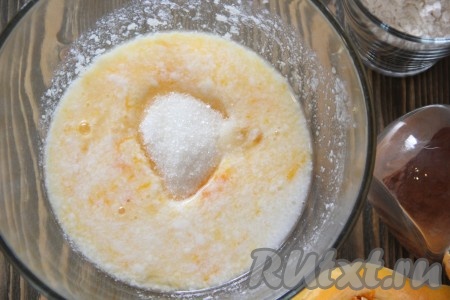 Затем всыпать сахар и слегка перемешать.