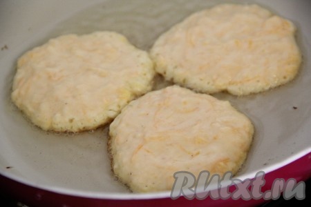 Сковороду разогреть и добавить немного растительного масла. Выкладывать на сковороду 1-1,5 столовых ложки теста, формируя круглые тыквенные оладьи.