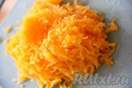 Тыкву, очищенную от кожуры и семечек, натереть на мелкой тёрке. Для приготовления оладушек понадобится 4 столовых ложки натёртой тыквы.